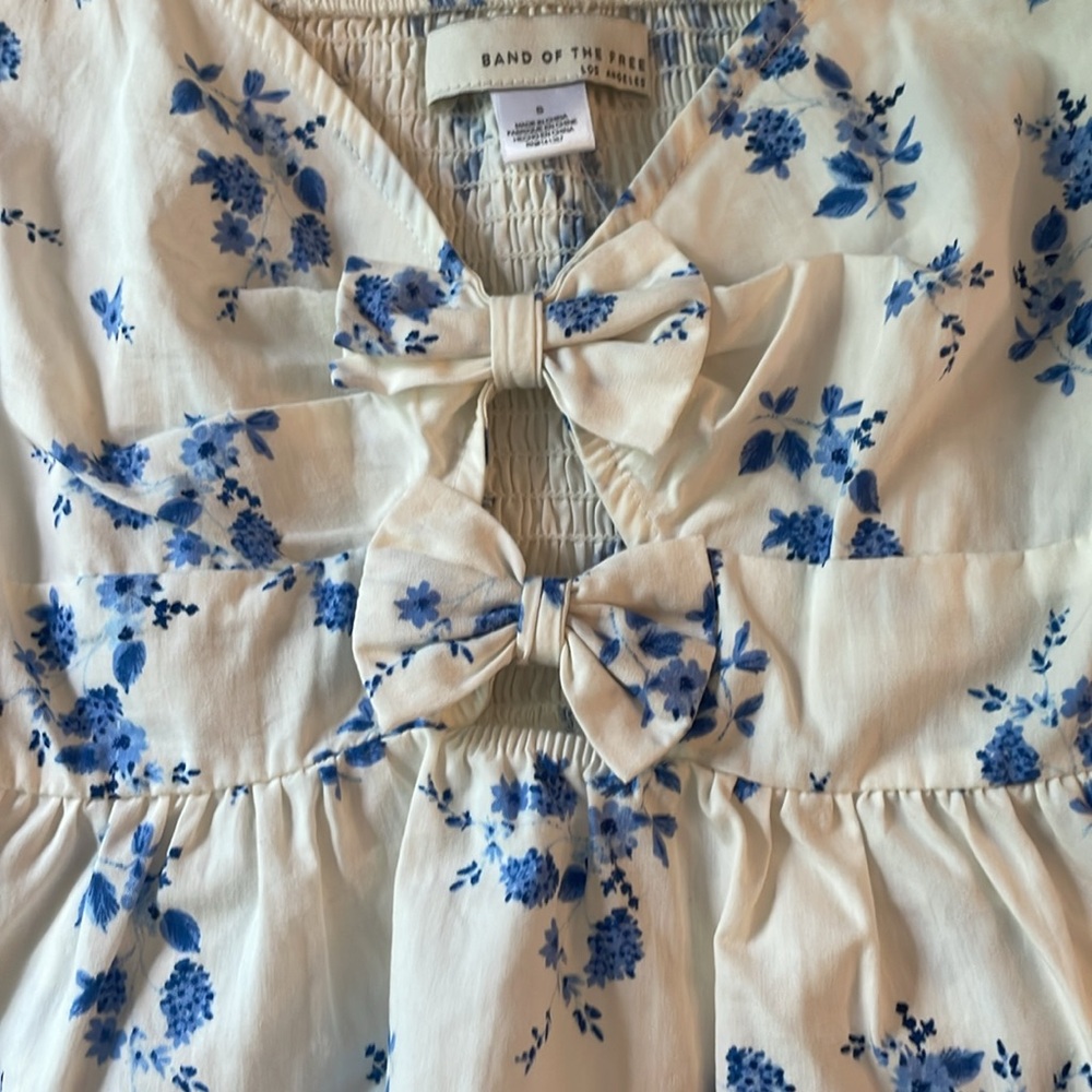 3 for $25! Band of the Free White with Blue Florals Puff Sleeve Crop Top,‎ small - Picture 3 of 5